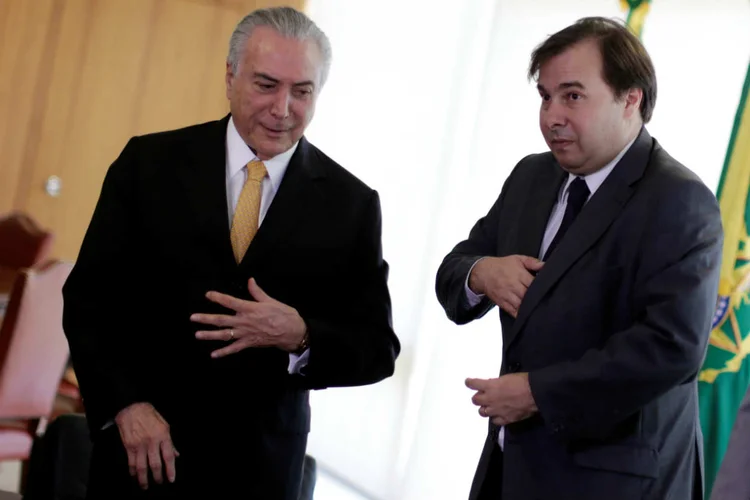 Temer e Maia: presidente tenta ampliar sua base de apoio para aprovar a versão enxuta da reforma da Previdência (Ueslei Marcelino/Reuters)