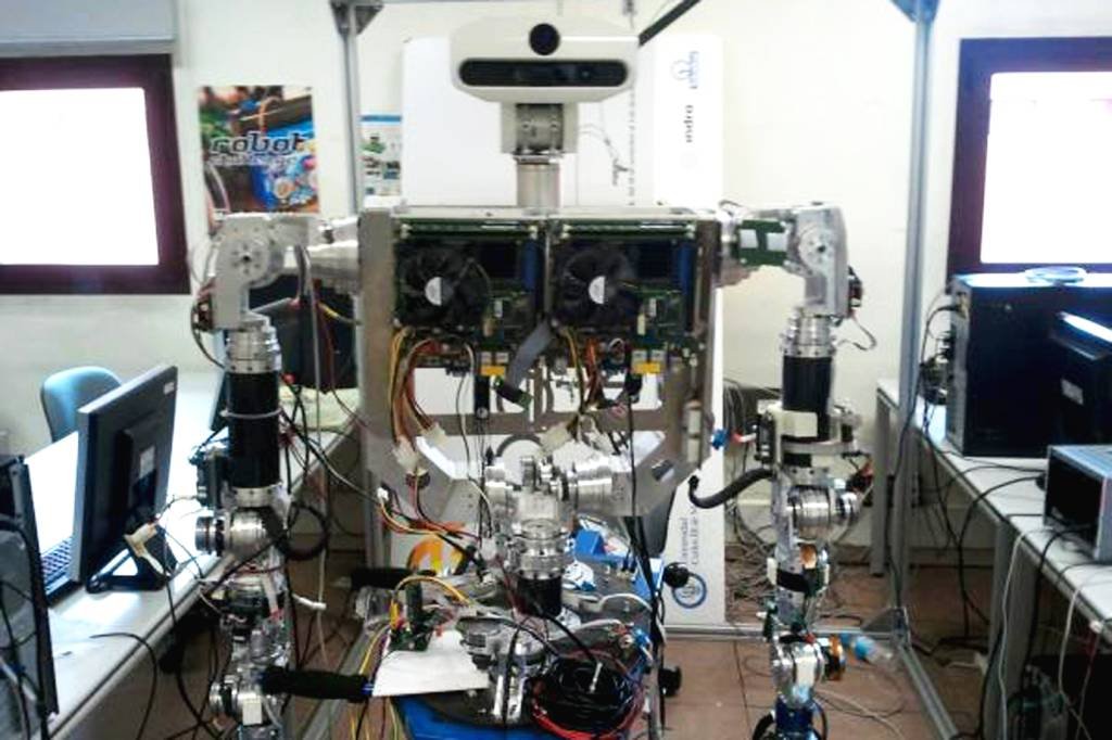 Robô TEO: ele tem 1,80 de altura e pesa 80 quilogramas (Universidade Carlos III/Divulgação)