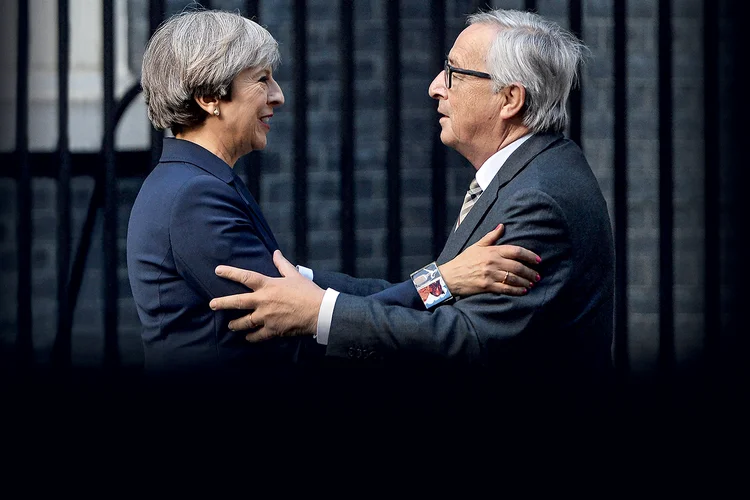 Theresa May e Jean-Claude Juncker: as declarações do presidente da Comissão Europeia atrapalharam os planos da primeira-ministra britânica (Hannah Mckay/Reuters)