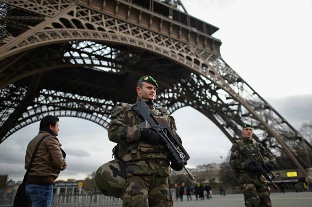 EXÉRCITO NA TORRE EIFFEL: sem se secar a fonte do terrorismo &#8211; jovens frustrados e com raiva &#8211; a repressão ao terror jamais dará conta de resolver o problema sozinha / Jeff J. Mitchell / Getty Images (Jeff J. Mitchell/Getty Images)