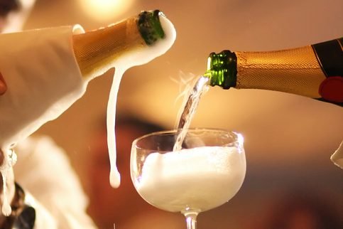 Evite erros comuns na hora de estourar o champanhe