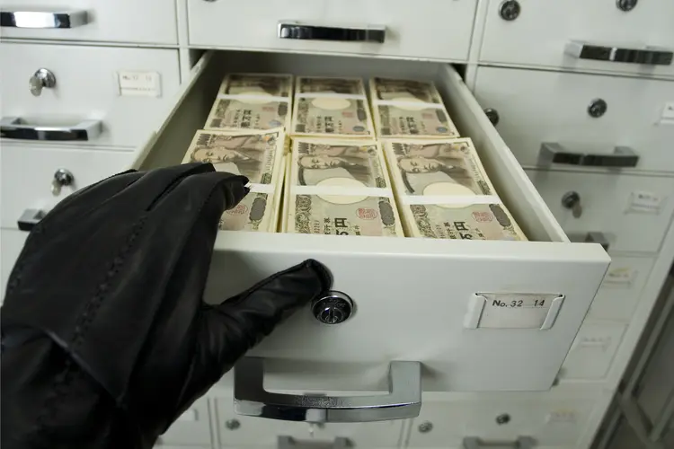 Luva de ladrão e gaveta de banco com dinheiro (TAGSTOCK1/Thinkstock)