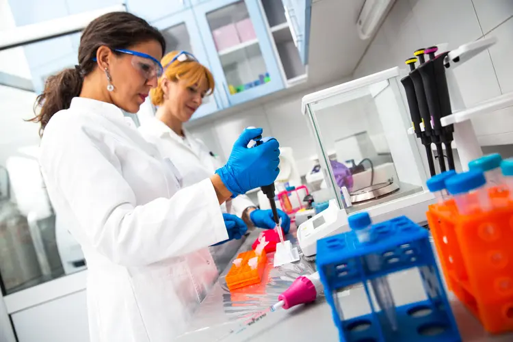 Mulheres na ciência: "O Brasil evoluiu bem em termos de presença feminina na pesquisa científica" (Thinkstock/Thinkstock)