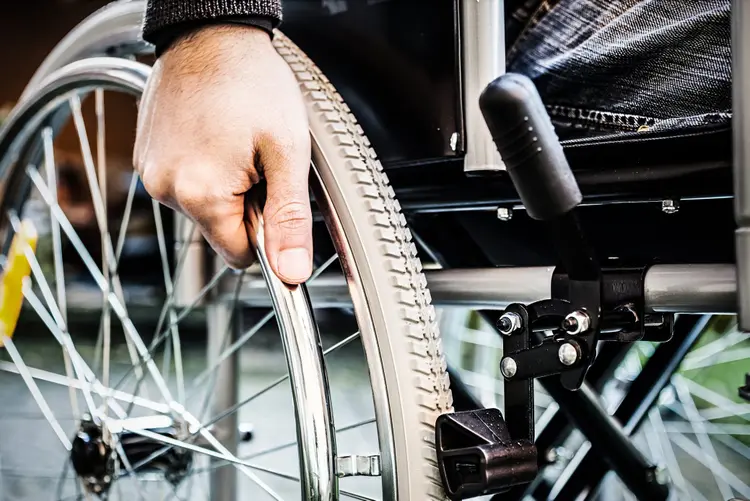Cadeira de rodas: há poucos brasileiros portadores de deficiência no mercado (Minerva Studio/Thinkstock)