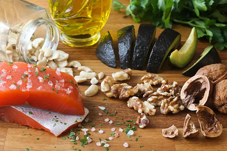 A dieta do mediterrâneo, que inclui frutas, peixes, grãos e azeite, é um excelente exemplo a ser seguido na prevenção do câncer (autumnhoverter/Thinkstock)