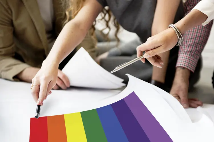 Funcionários de empresa com bandeira LGBT (Rawpixel/Thinkstock)