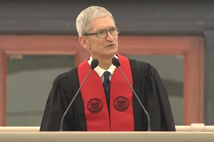 Tim Cook em discurso a formandos do MIT (YouTube/Reprodução)