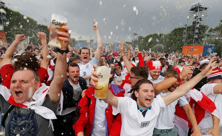 TORCIDA DA EUROCOPA: fanzone, instalada em um dos mais belos pontos de Paris, só perde em segurança para os hotéis de luxo da cidade / Philippe Wojazer/ Reuters