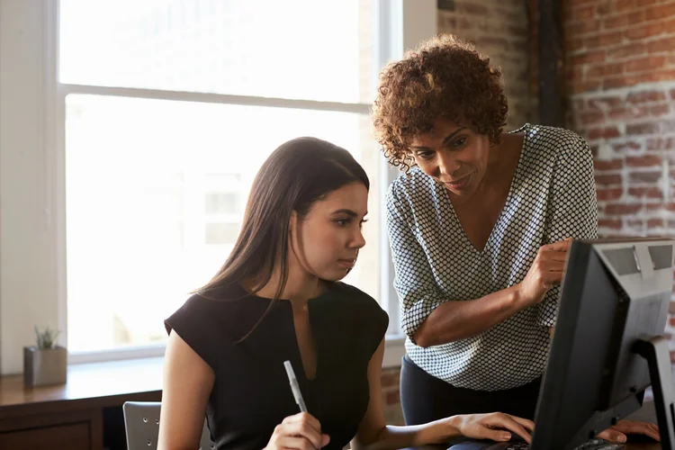 Profissional e sua chefe (Foto/Thinkstock)
