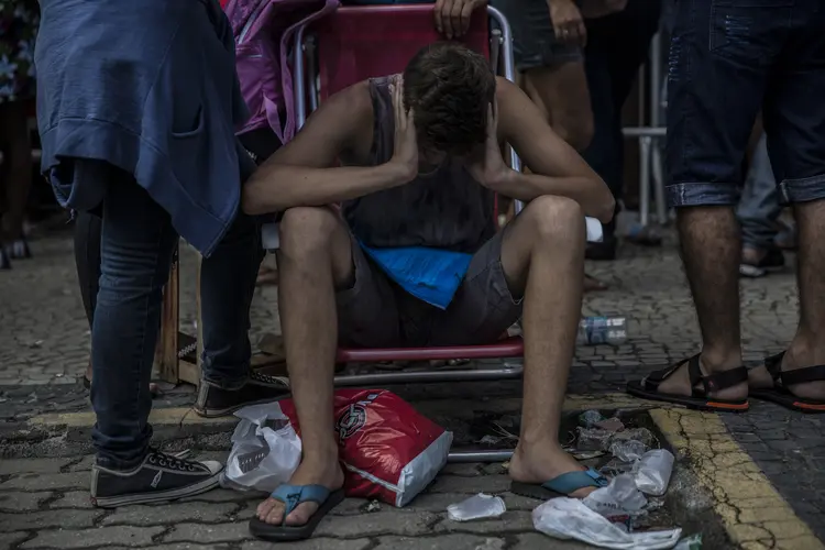 Homem sentado em fila para emprego no Rio de Janeiro em março de 2017 (Dado Galdieri/Divulgação)