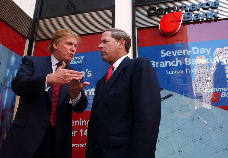 DONALD TRUMP: Em 2001, o empresário negociava investimentos no Commerce Bank em Nova York com o presidente do banco, Vernon W. Hill II. Naquela época, Trump já era conhecido pela agressividade nos negócios. / Spencer Platt/Getty Images