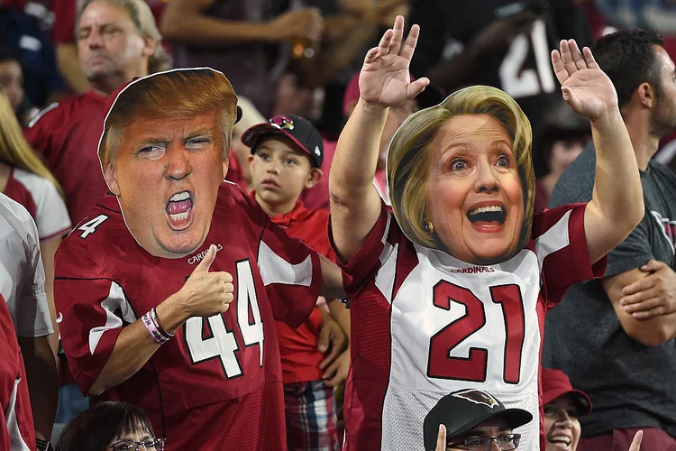 TRUMP E CLINTON: com a corrida cada vez mais próxima do fim, análises apontam para uma vitória democrata / Norm Hall/Getty Images