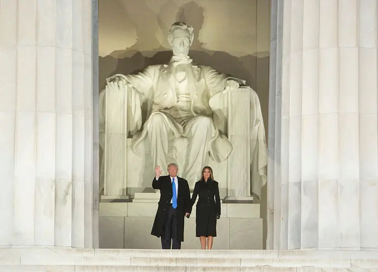 WASHINGTON: Trump e a esposa, Melania, chegaram à capital americana na quinta-feira para começar a liturgia da posse / Chris Kleponis/Getty Images