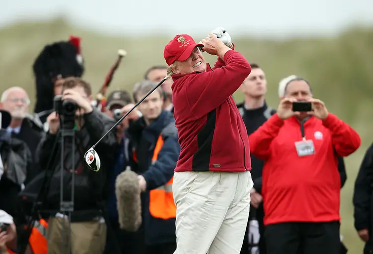 O SWING DO PRESIDENTE: nesta sexta-feira, Trump demonstra sua habilidade de negociação com o primeiro ministro japonês, Shinzo Abe; depois ambos vão à Flórida jogar golfe / Ian MacNicol/Getty Images