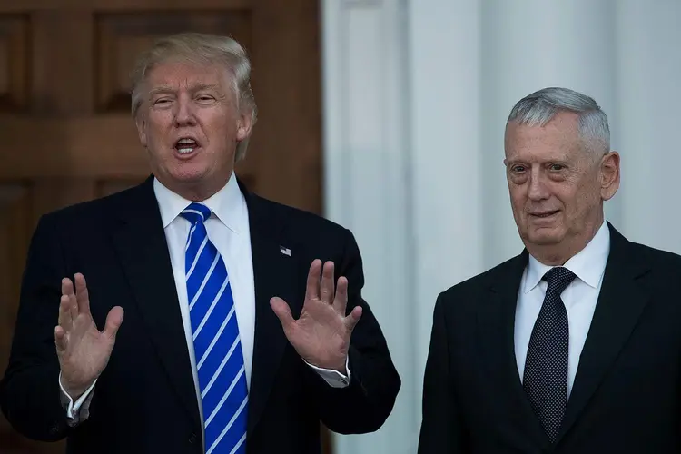 DONALD TRUMP E JAMES MATTIS: presidente eleito dos EUA deve confirmar o general como secretário de defesa / Drew Angerer/ Getty Images