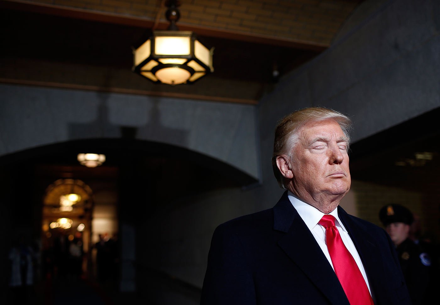 Donald Trump se concentra antes de ter seu nome anunciado na cerimônia de posse (Win McNamee/ Getty Images)