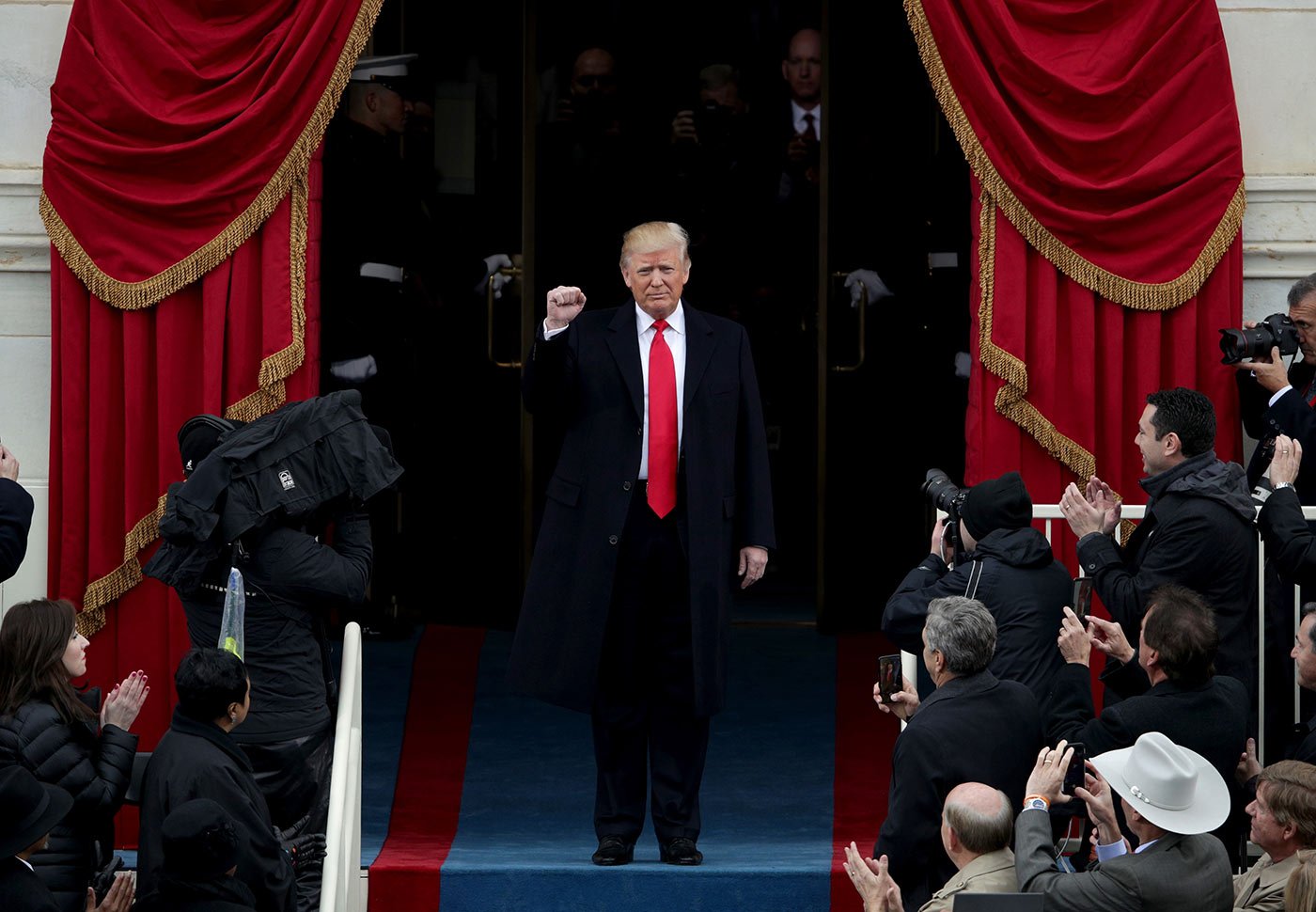 Donald Trump faz um sinal de vitória após ser anunciado como presidente eleito dos Estados Unidos (Alex Wong/Getty Images)