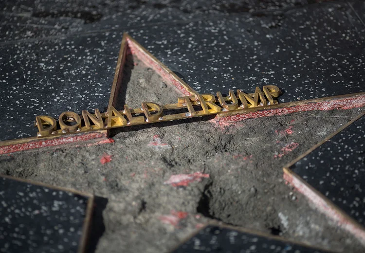 O NOVO PRESIDENTE E A INDÚSTRIA DO ENTRETENIMENTO: estrela de Donald Trump na calçada da fama de Hollywood durante reparos em outubro de 2016 / David McNew/ Getty Images