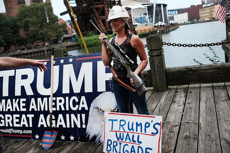 ELEITORES ANTI-IMIGRANTES: eles trouxeram Trump até aqui e uma mudança de posicionamento do candidato pode fazê-lo perder sua base mais fiel / Spencer Platt/Getty Images