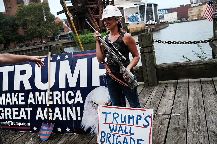 ELEITORES ANTI-IMIGRANTES: eles trouxeram Trump até aqui e uma mudança de posicionamento do candidato pode fazê-lo perder sua base mais fiel / Spencer Platt/Getty Images