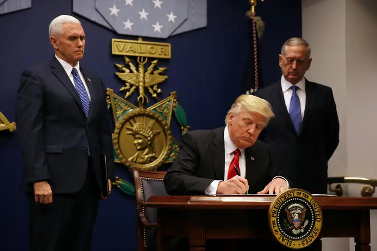 EUA: a petição representa a mais recente reviravolta em uma batalha judicial sobre o decreto presidencial de Trump (Carlos Barria/Reuters)