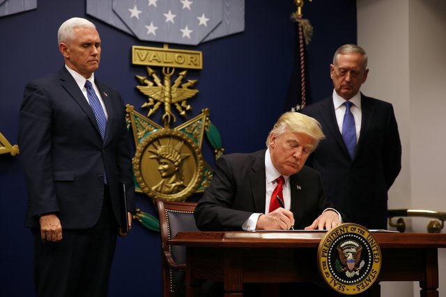 Governo Trump pede que Supremo retire limites a veto a refugiados