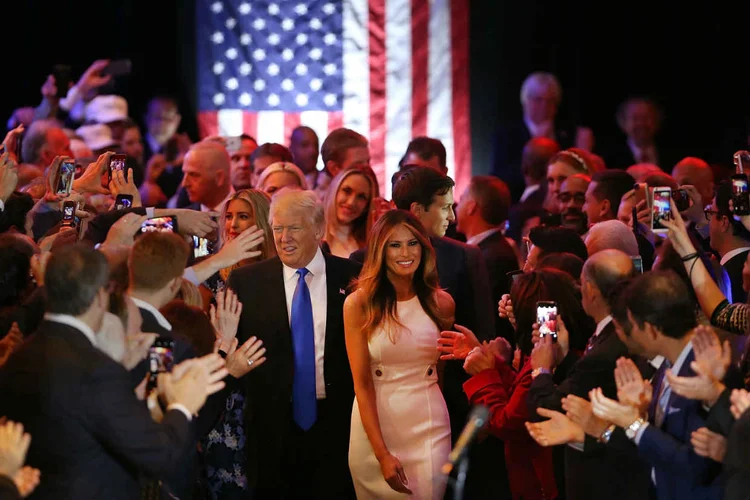 TRUMP E MELANIA: ele lidera as pesquisas ao opor os americanos ao &#8220;resto&#8221;, numa estratégia parecida com a de Putin na Rússia  / Spencer Platt/ Getty Images (Spencer Platt/Getty Images)