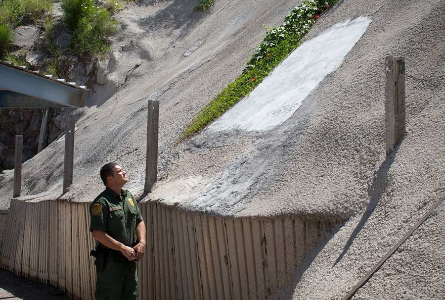 O plano do muro tem buracos