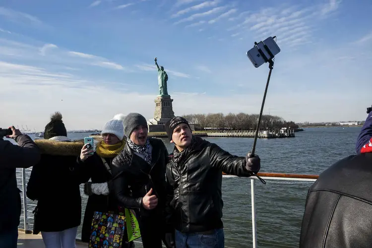 NOVA YORK: turistas britânicos na Estátua da Liberdade; número de visitantes caiu após sete anos  / Christian Hansen/The New York Times