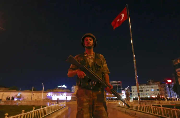 SOLDADO NA PRAÇA TAKSIM, EM ISTAMBUL: os militares afirmam querer &#8220;restaurar a lei e a ordem&#8221; / Murad Sezer/ Reuters (Murad Sezer)