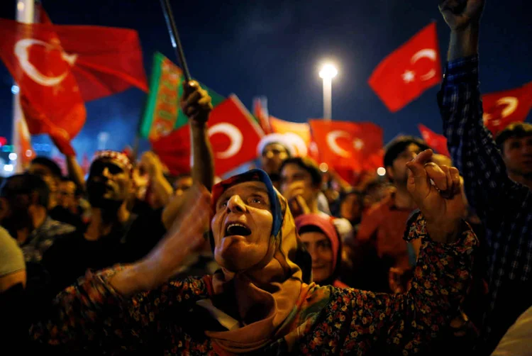 MANIFESTANTES A FAVOR DE ERDOGAN: Turquia deve ter semana tensa, inclusive com a possibilidade de rever a pena de morte  / Ammar Awad/ Reuters