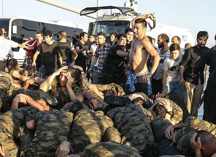 ENCURRALADOS: soldados tentam se proteger da fúria de civis em Istambul / Gokhan Tan/Getty Images