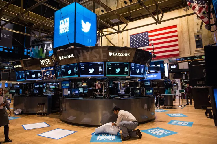 TWITTER NA BOLSA: valor das ações da companhia caiu 27,75% no ano passado e futuro preocupa investidores / Andrew Burton/Getty Images