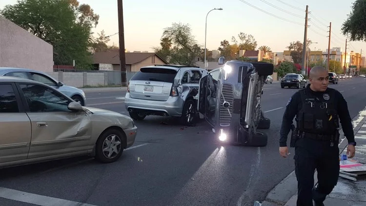 CARRO DO UBER SE ACIDENTE NO ARIZONA: a sucessão de problemas da companhia cresce a cada dia  / Mark Beach/ Fresco News/ Reuters