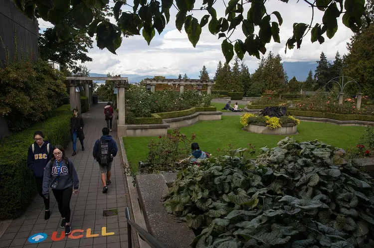 VANCOUVER: estudantes caminham pelo campus da Universidade da Colúmbia Britânica, importante polo tecnológico da América do Norte / Ruth Fremson/ The New York Times