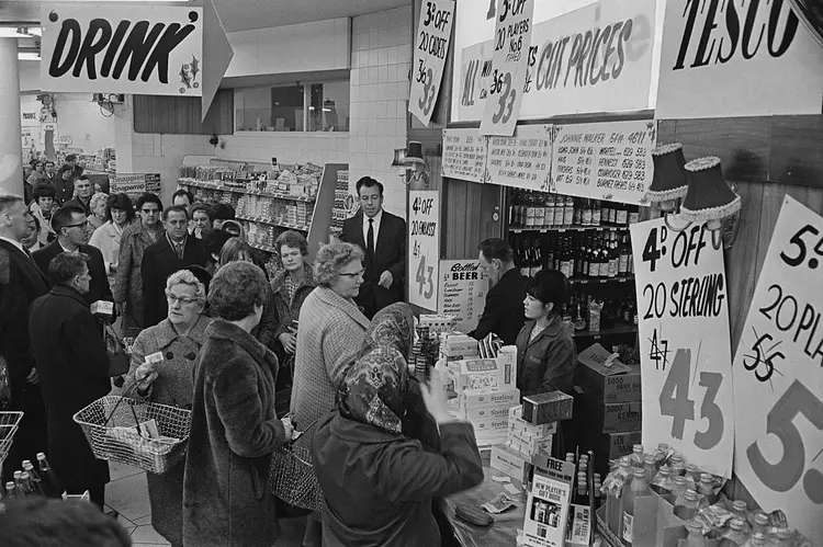 VAREJO: o dado das vendas do varejo sai hoje e pode trazer alguns insights sobre como economia e eleições se relacionam nos Estados Unidos / Daily Express/Hulton Archive/Getty Images