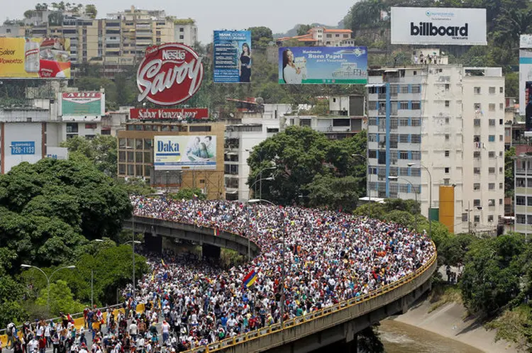 CARACAS: maior marcha contra Maduro coloca ainda mais pressão contra o governo  / Christian Veron/ Reuters