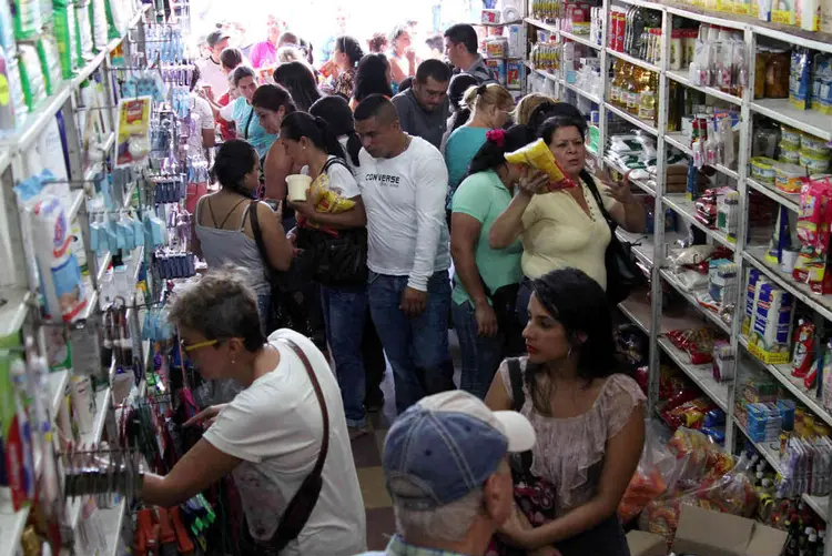 CORRIDA POR COMIDA: venezuelanos cruzam a fronteira com a Colômbia para comprar o que falta em seu país / Manuel Hernandez/ Reuters