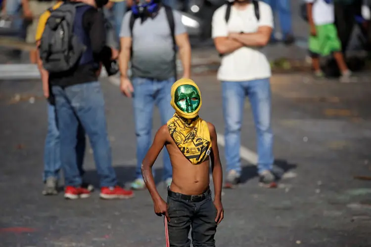Crianças em protestos na Venezuela: para Maduro, a oposição "dá drogas e dinheiro" (Ivan Alvarado/Reuters)