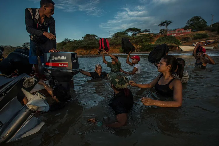 COLAPSO ECONÔMICO: fugindo da miséria, venezuelanos entram em barcos ilegais com destino a Curaçao / Meridith Kohut/ The New York Times