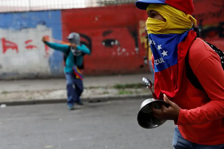 Venezuela: os opositores ao governo promovem protestos de ruas na Venezuela há 65 dias (Carlos Garcia Rawlins/Reuters)