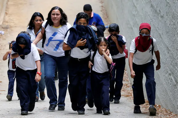 Venezuela: "olhamos o Twitter até umas 21h30, 22h, e é quando decidimos se vamos levar nosso filho à escola no dia seguinte", diz um dos pais (Carlos Garcia Rawlins/Reuters)