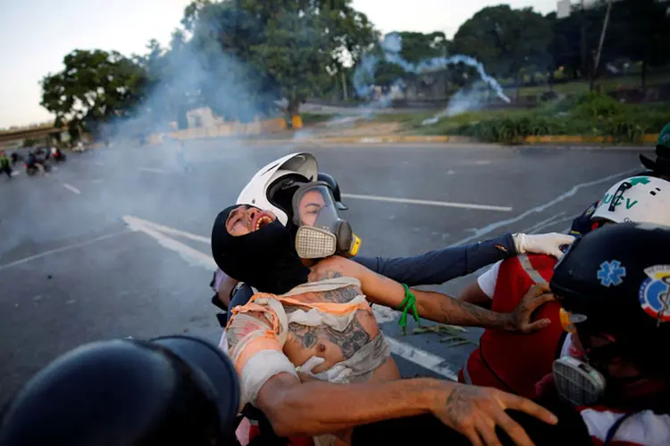 Manifestante é ferido durante protesto na Venezuela contra o governo de Maduro (Ivan Alvarado/Reuters)
