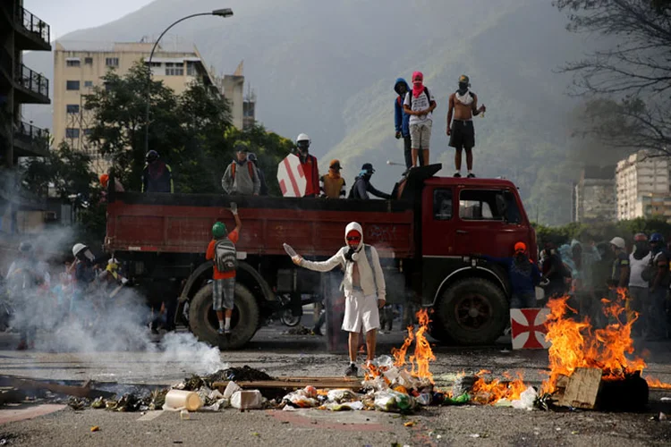 Há três meses, a população vai às ruas do país para protestar contra o governo de Nicolás Maduro (Ivan Alvarado/Reuters)