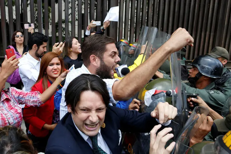 CARACAS: deputados em confronto com a polícia na entrada da Suprema Corte de Justiça  / Carlos Garcia Rawlins/ Reuters