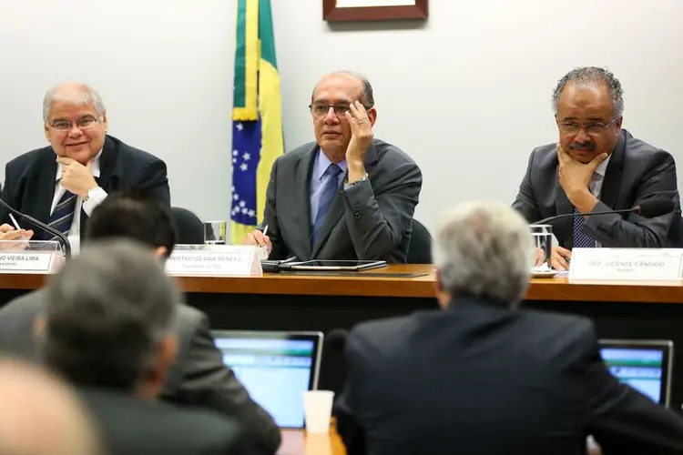 VICENTE CÂNDIDO (DIREITA): deputado apresenta seu parecer sobre a reforma política nesta terça / Marcelo Camargo/Agência Brasil