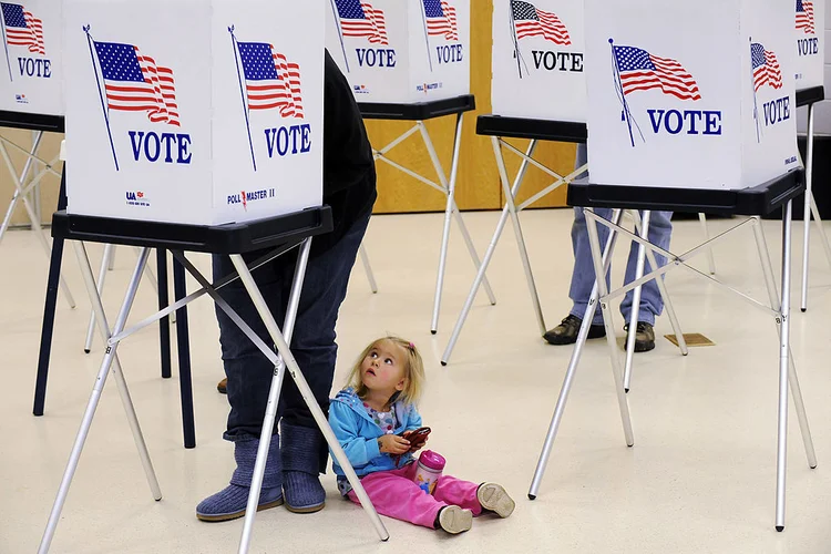 CRIANÇA NA URNA: por razões históricas, os americanos mantém o dia da eleição na terça-feira. O que era cômodo no século XIX, se tornou um empecilho nos dias atuais / Matt McClain/Getty Images