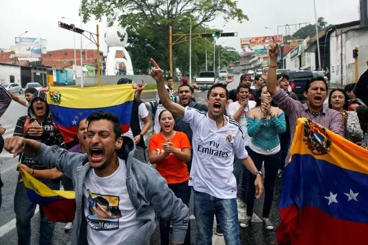 Protestos na Venezuela: ativistas também organizaram uma visita ao Conselho Nacional Eleitoral, que a oposição acusa de favorecer o governo Maduro (Carlos Eduardo Ramirez/Reuters)