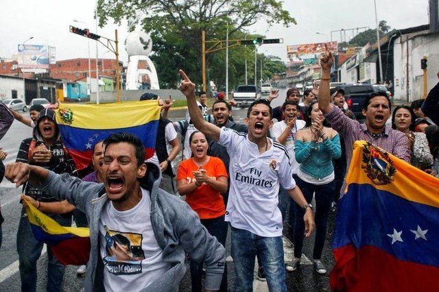 Opositores da Venezuela protestam contra Maduro em trens e ônibus