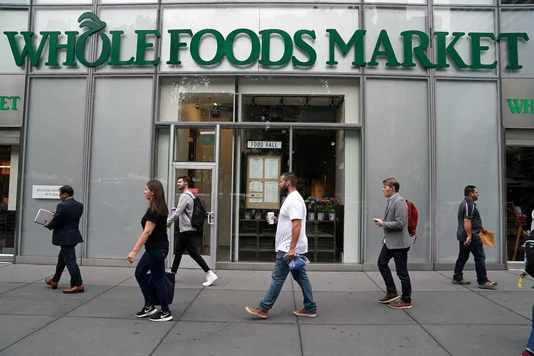 WHOLE FOODS: Amazon anunciou a compra da rede de supermercados por 13,7 bilhões de dólares / arlo Allegri/ Reuters